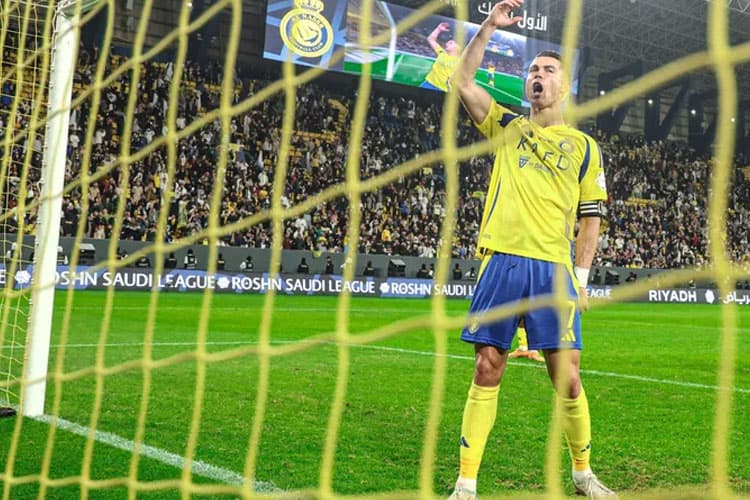 Ronaldo Kian Dekat 1.000 Gol